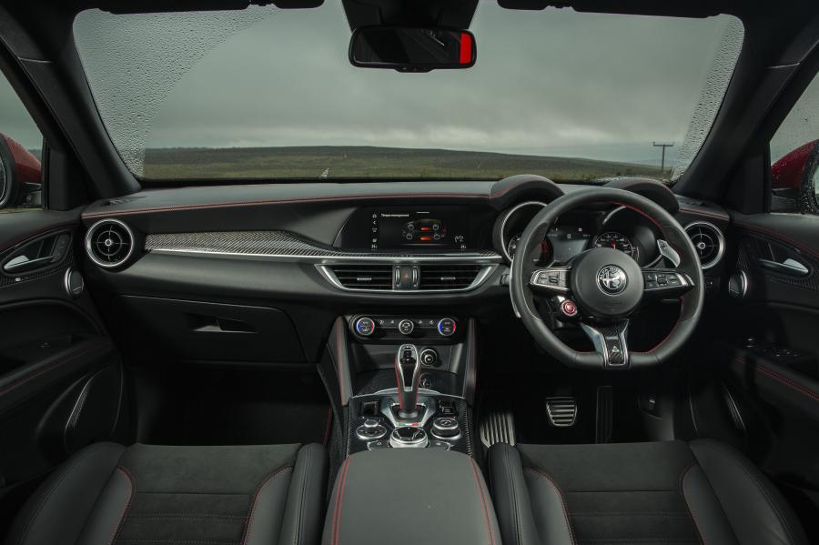 Торпедо Alfa Romeo Stelvio Quadrifoglio (949) 2020 года  (UK) (фото 8 из 37)